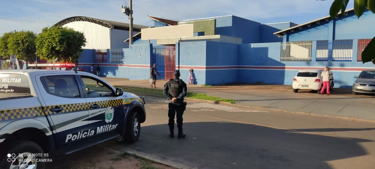 Com cartazes pedindo paz e viaturas nas escolas, aulas seguem tranquilas nesta quinta-feira em Três Lagoas