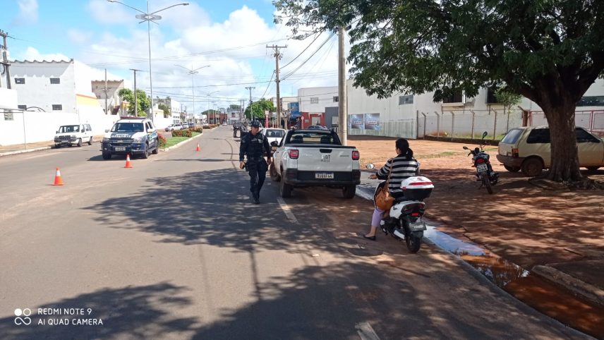 Polícia Militar realiza blitz de trânsito e orienta condutores em Bataguassu