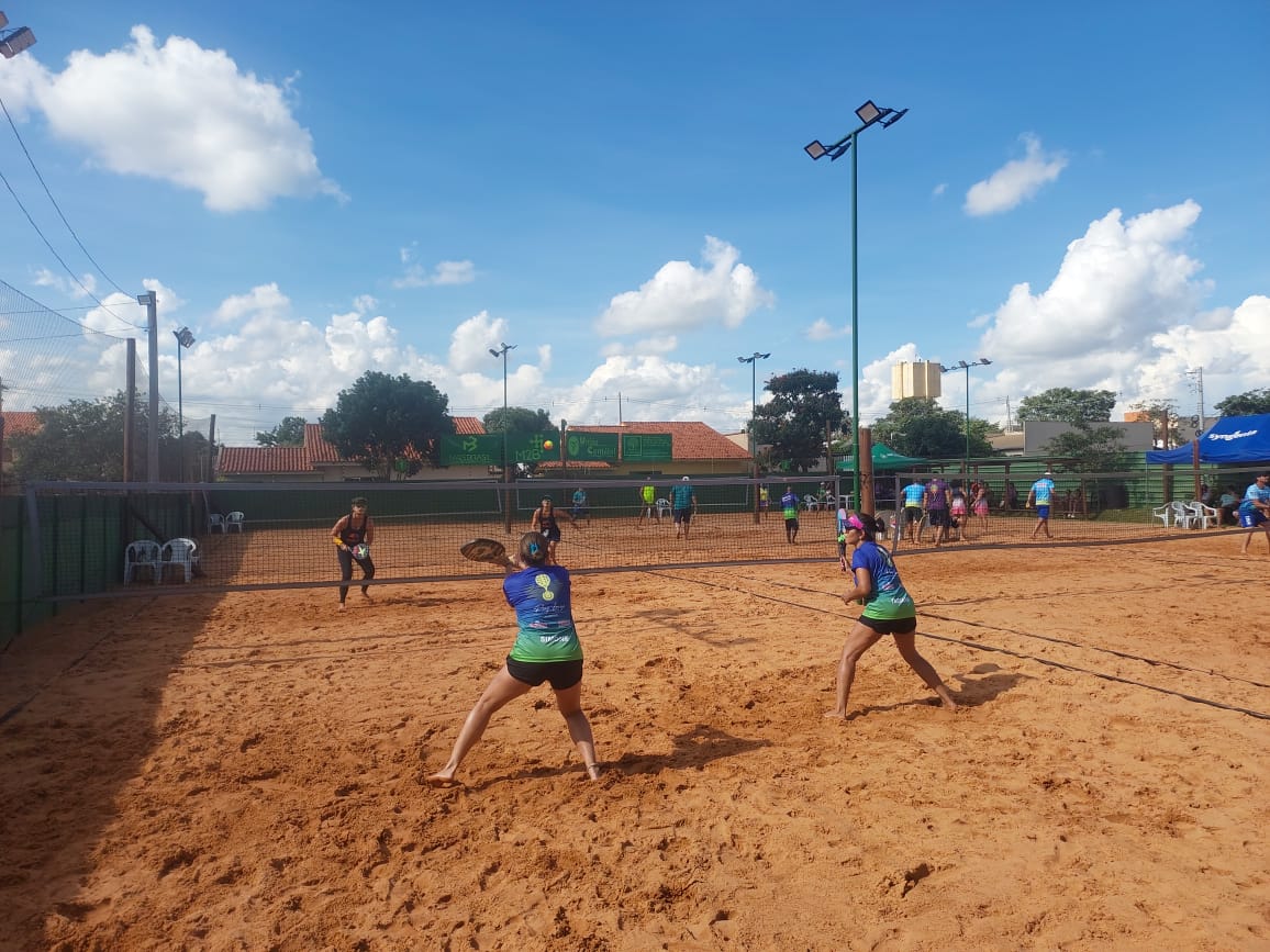 Atletas de Três Lagoas participam de circuito estadual de beach tennis em Chapadão do Sul