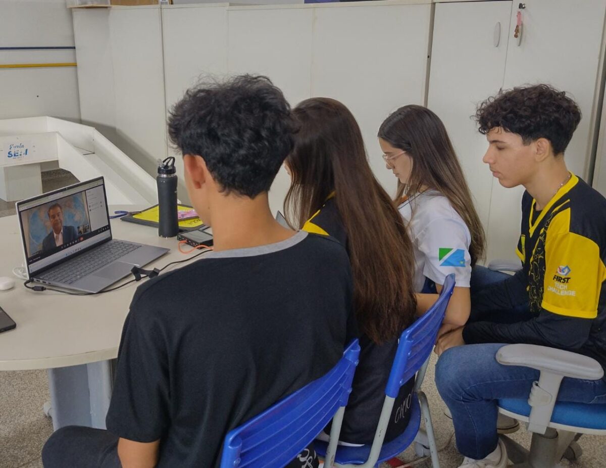 <strong>Time de robótica da Escola Sesi de Maracaju participa de reunião virtual com senador Nelsinho Trad</strong>