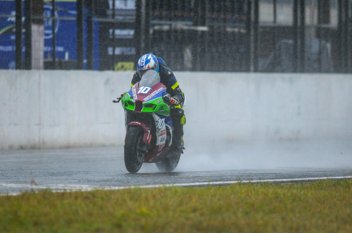 Debaixo de muita chuva, Ton Kawakami vence mais uma na Moto 1000 GP