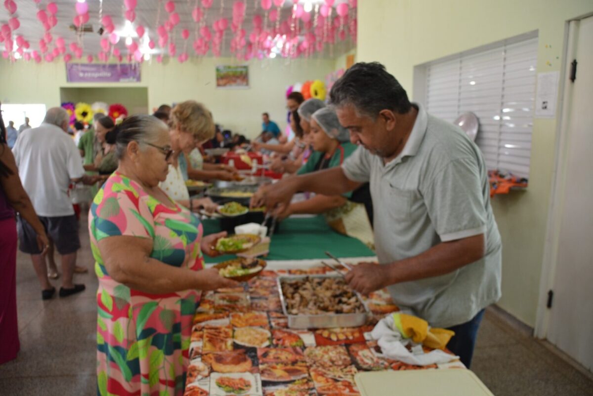 SCFV da Melhor Idade comemora Dia das Mães com almoço festivo