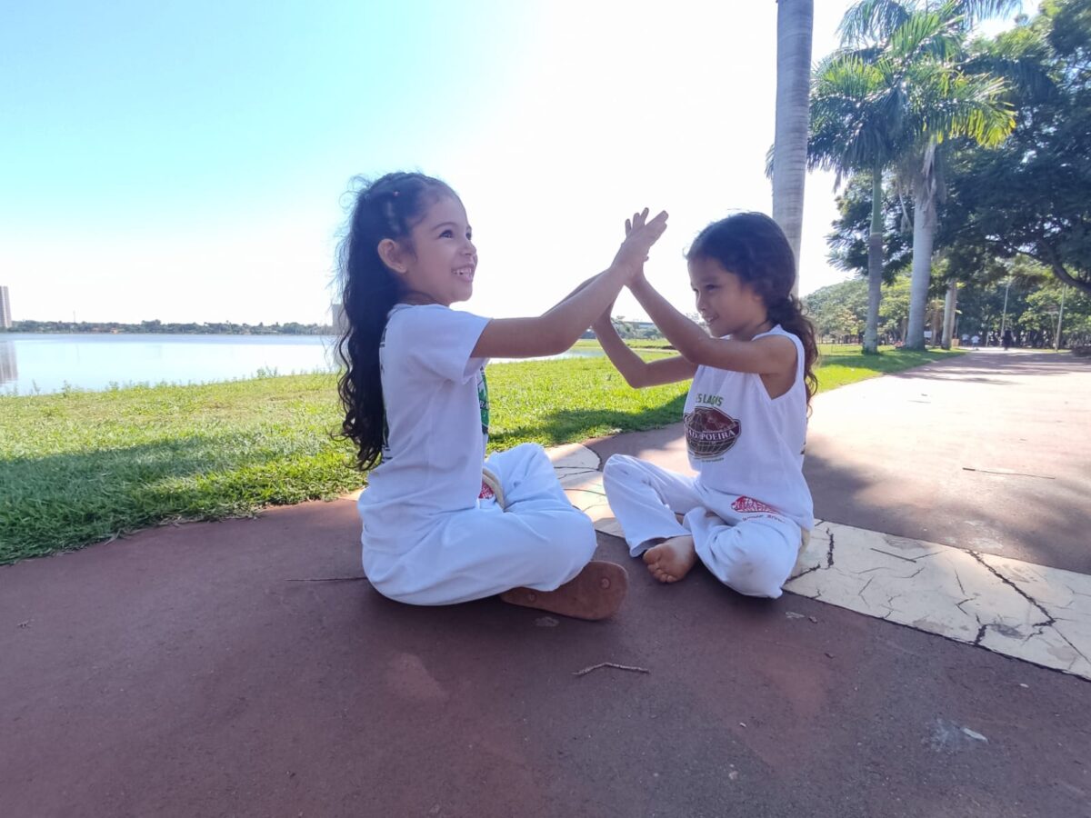 ‘Professor Superação’ ajuda dezenas de crianças carentes com aulas gratuitas de capoeira em Três Lagoas