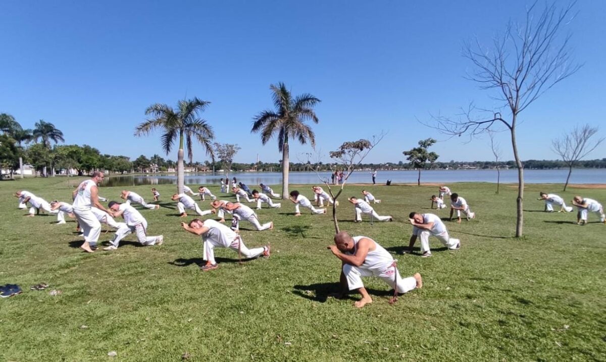 ‘Professor Superação’ ajuda dezenas de crianças carentes com aulas gratuitas de capoeira em Três Lagoas