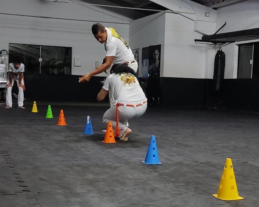 ‘Professor Superação’ ajuda dezenas de crianças carentes com aulas gratuitas de capoeira em Três Lagoas