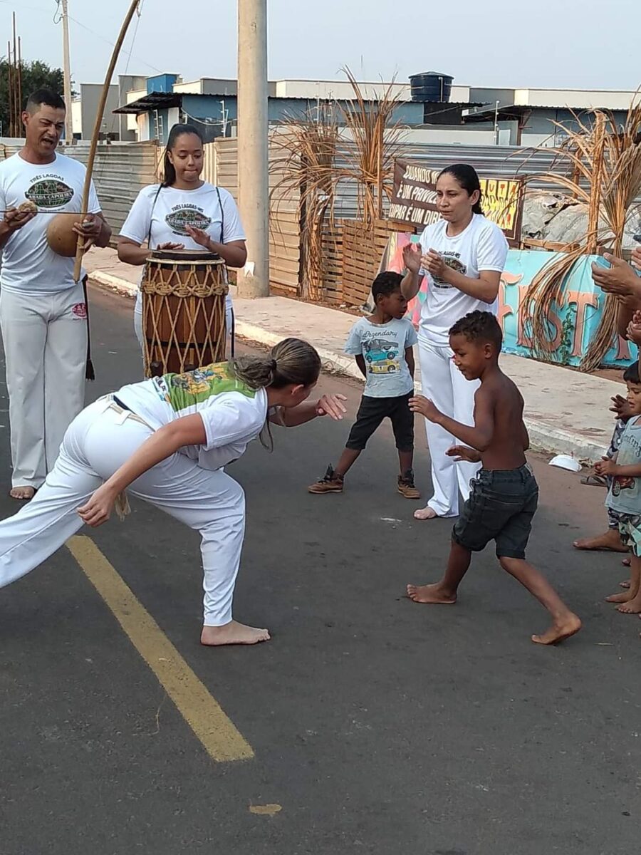 ‘Professor Superação’ ajuda dezenas de crianças carentes com aulas gratuitas de capoeira em Três Lagoas