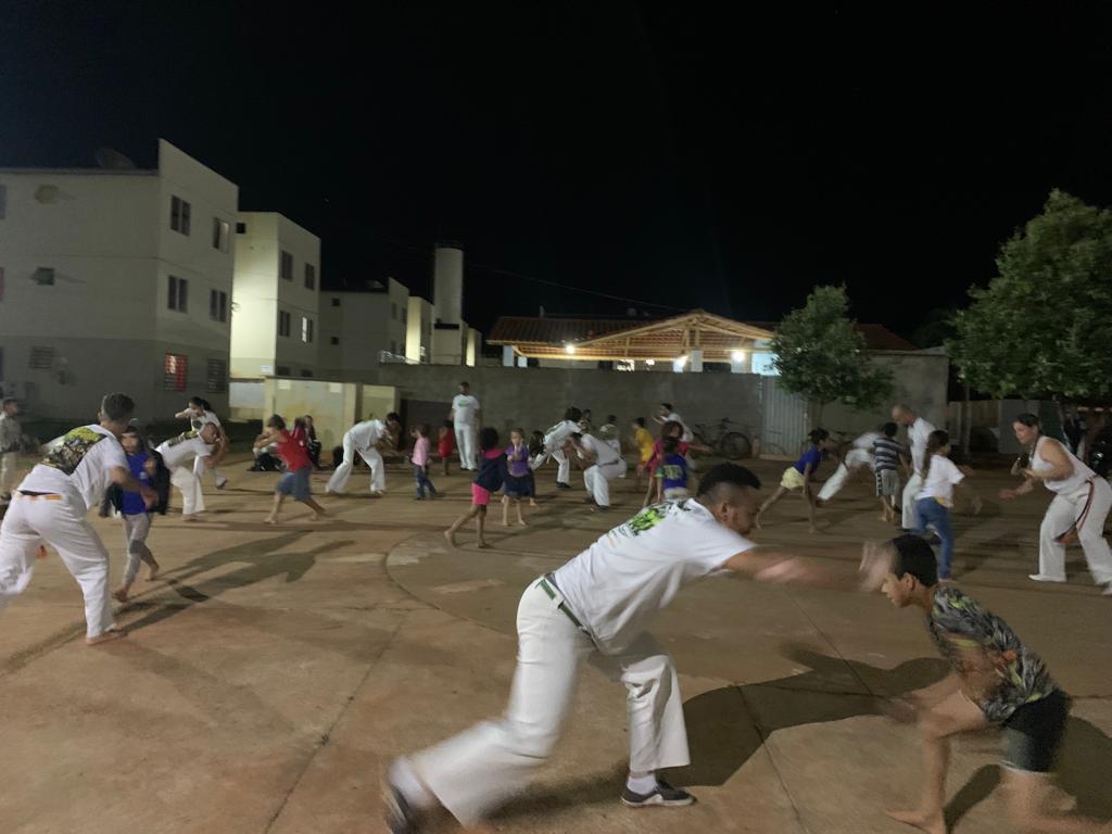 ‘Professor Superação’ ajuda dezenas de crianças carentes com aulas gratuitas de capoeira em Três Lagoas