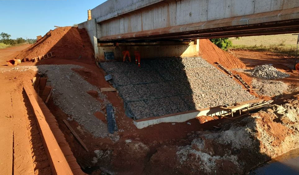 Obra na MS-320 avança com terraplanagem após conclusão de ponte