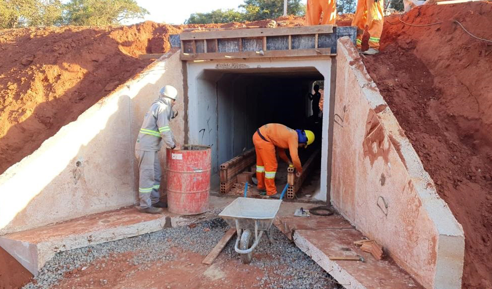 Obra na MS-320 avança com terraplanagem após conclusão de ponte