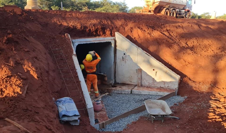 Obra na MS-320 avança com terraplanagem após conclusão de ponte