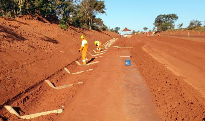 Obra na MS-320 avança com terraplanagem após conclusão de ponte