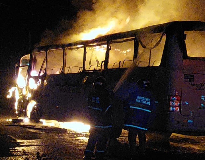 Em Três Lagoas fogo consome ônibus no bairro São Carlos