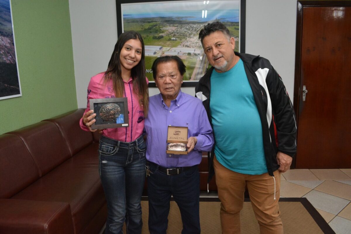 Prefeito de Bataguassu recebe atleta de três tambores campeã no feminino durante competição em Barretos