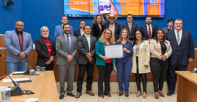 Vereadores entregam Moções de Congratulação e Títulos de Cidadão 