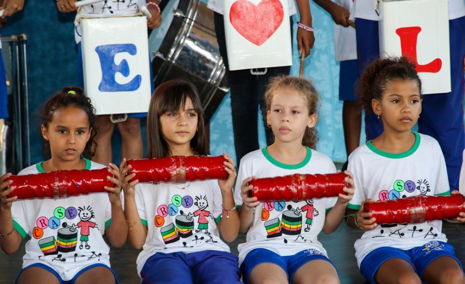 Apresentações culturais emocionam familiares dos alunos e adolescentes do CRASE “Coração de Mãe”