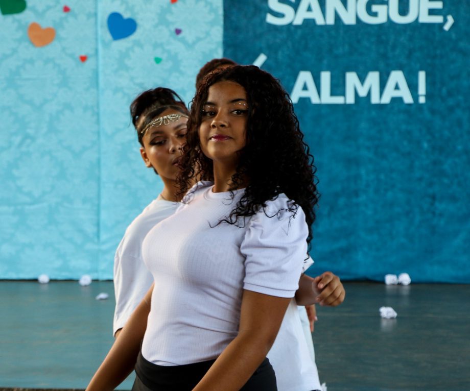 Apresentações culturais emocionam familiares dos alunos e adolescentes do CRASE “Coração de Mãe”