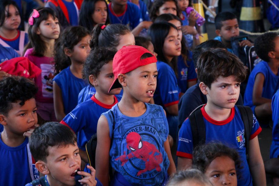 Apresentações culturais emocionam familiares dos alunos e adolescentes do CRASE “Coração de Mãe”