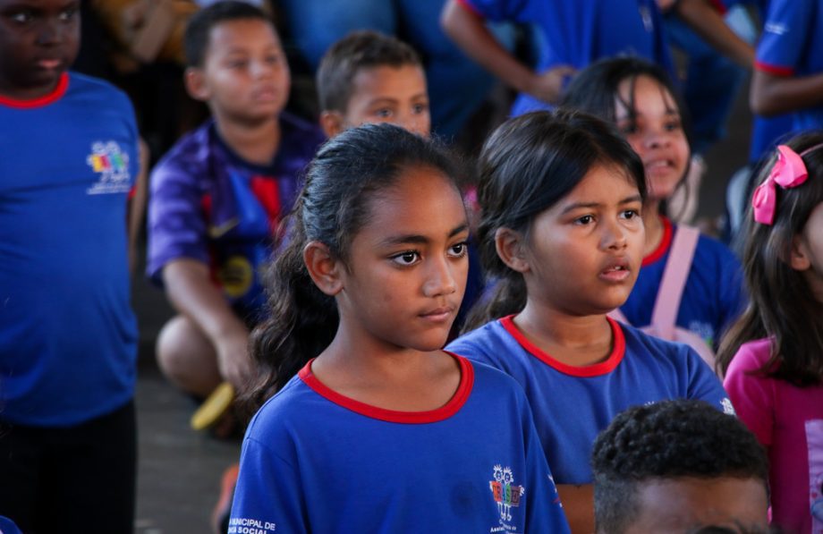 Apresentações culturais emocionam familiares dos alunos e adolescentes do CRASE “Coração de Mãe”