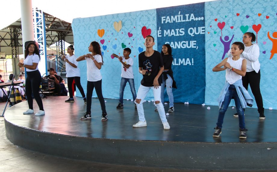 Apresentações culturais emocionam familiares dos alunos e adolescentes do CRASE “Coração de Mãe”