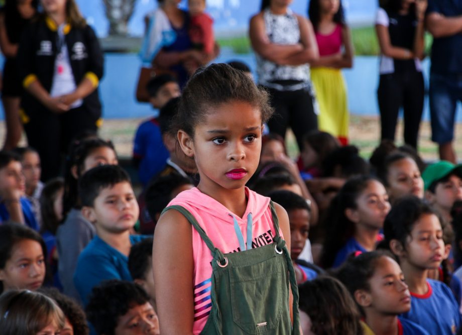 Apresentações culturais emocionam familiares dos alunos e adolescentes do CRASE “Coração de Mãe”