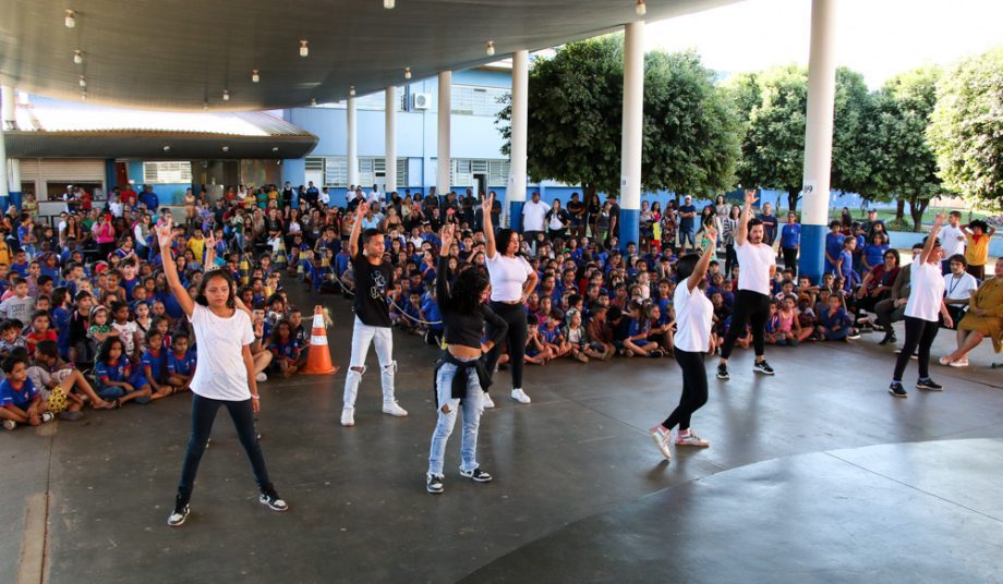 Apresentações culturais emocionam familiares dos alunos e adolescentes do CRASE “Coração de Mãe”