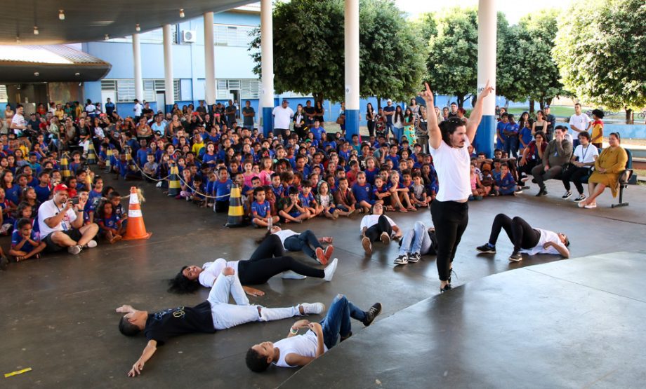 Apresentações culturais emocionam familiares dos alunos e adolescentes do CRASE “Coração de Mãe”