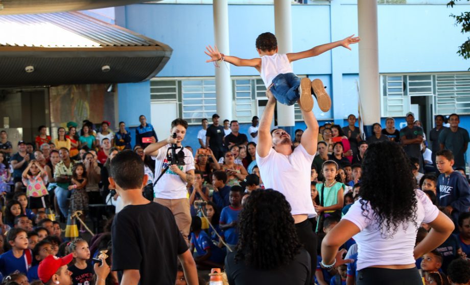 Apresentações culturais emocionam familiares dos alunos e adolescentes do CRASE “Coração de Mãe”