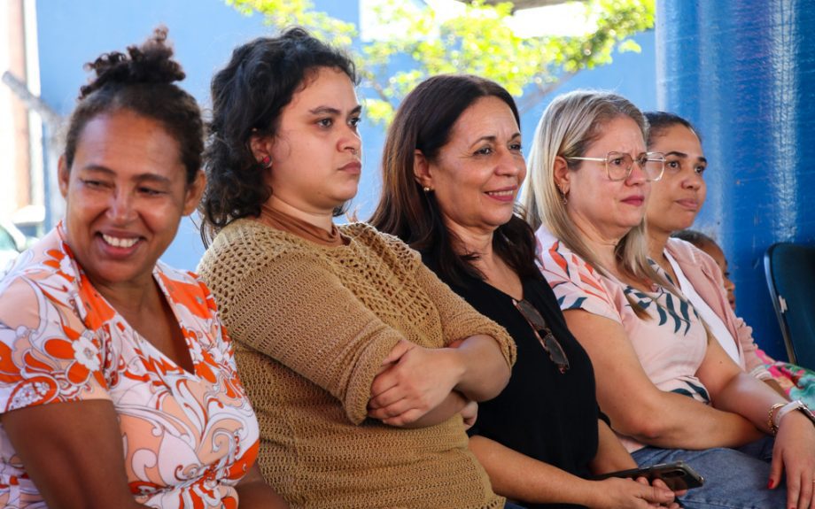 Apresentações culturais emocionam familiares dos alunos e adolescentes do CRASE “Coração de Mãe”