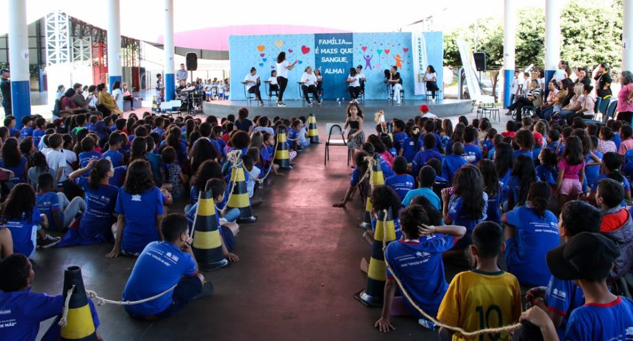 Apresentações culturais emocionam familiares dos alunos e adolescentes do CRASE “Coração de Mãe”