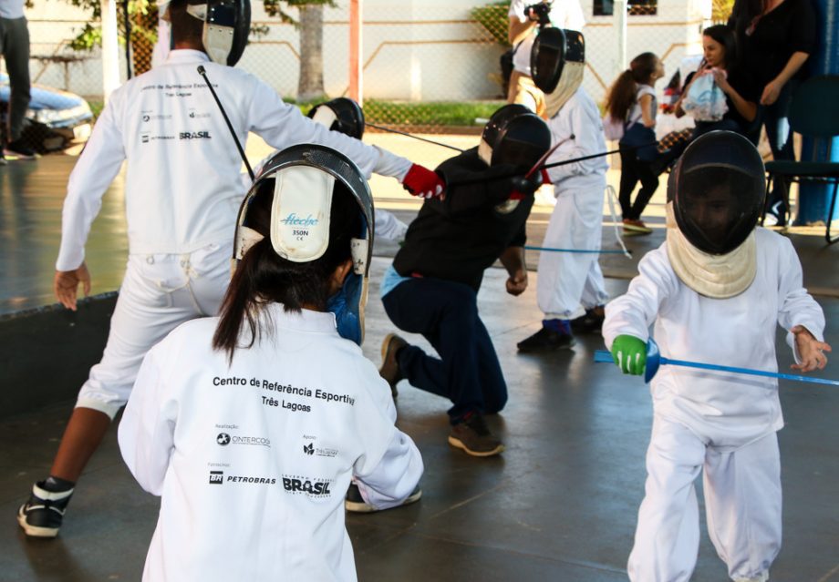 Apresentações culturais emocionam familiares dos alunos e adolescentes do CRASE “Coração de Mãe”