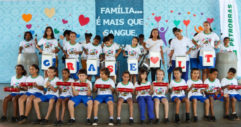 Apresentações culturais emocionam familiares dos alunos e adolescentes do CRASE “Coração de Mãe”