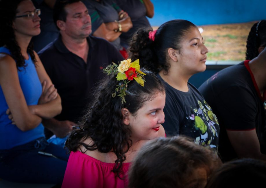 Apresentações culturais emocionam familiares dos alunos e adolescentes do CRASE “Coração de Mãe”