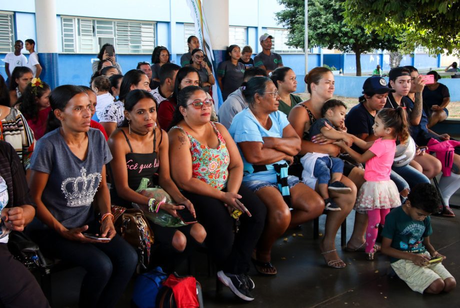 Apresentações culturais emocionam familiares dos alunos e adolescentes do CRASE “Coração de Mãe”