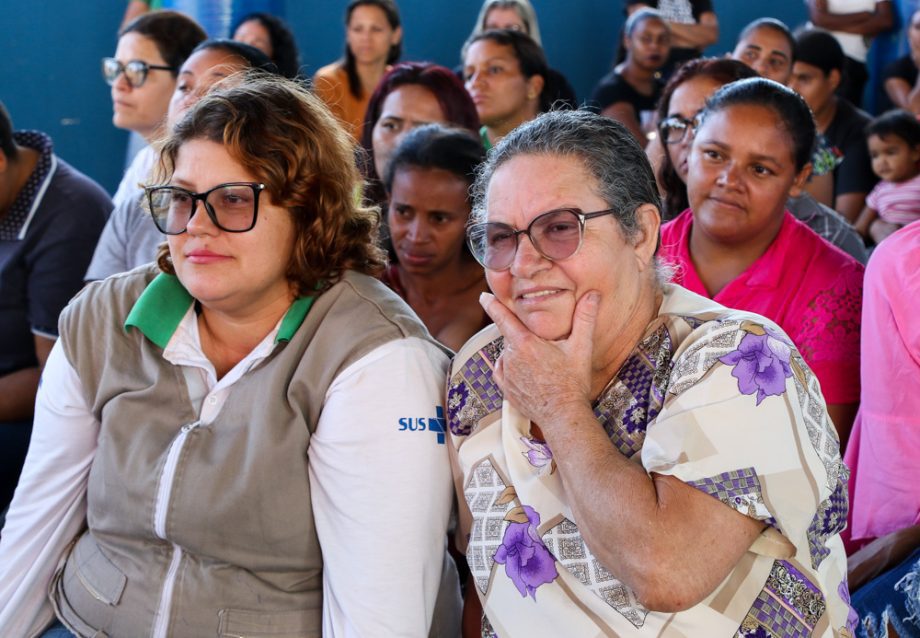 Apresentações culturais emocionam familiares dos alunos e adolescentes do CRASE “Coração de Mãe”