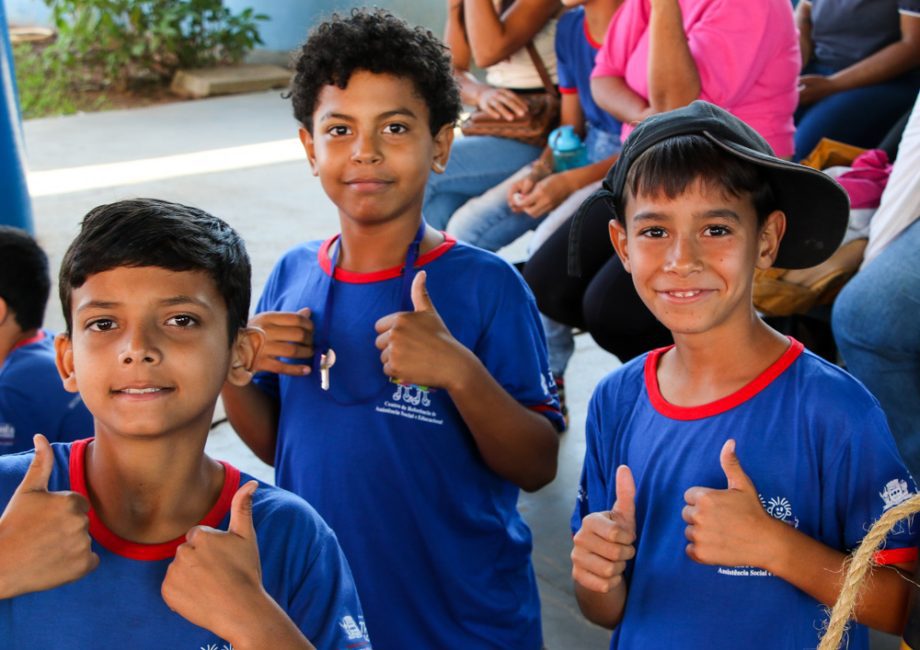 Apresentações culturais emocionam familiares dos alunos e adolescentes do CRASE “Coração de Mãe”