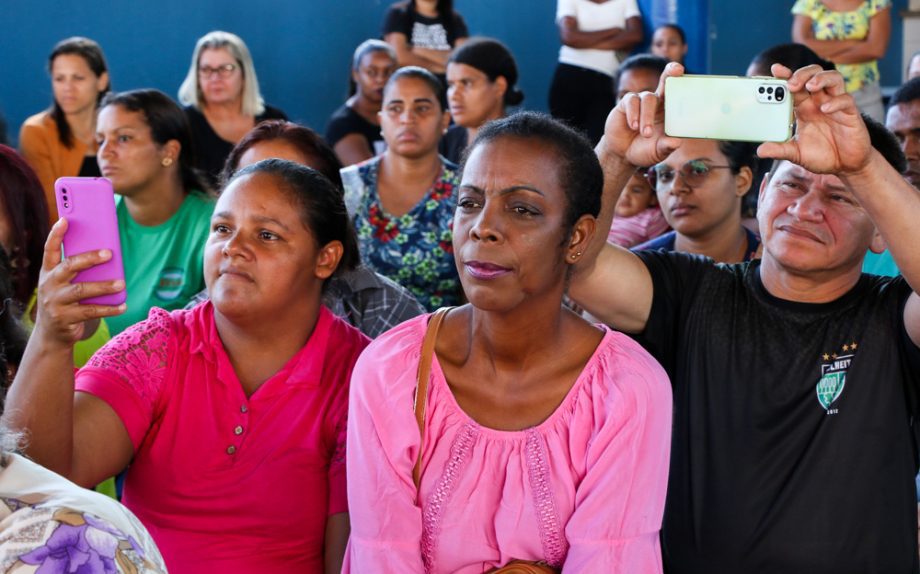 Apresentações culturais emocionam familiares dos alunos e adolescentes do CRASE “Coração de Mãe”