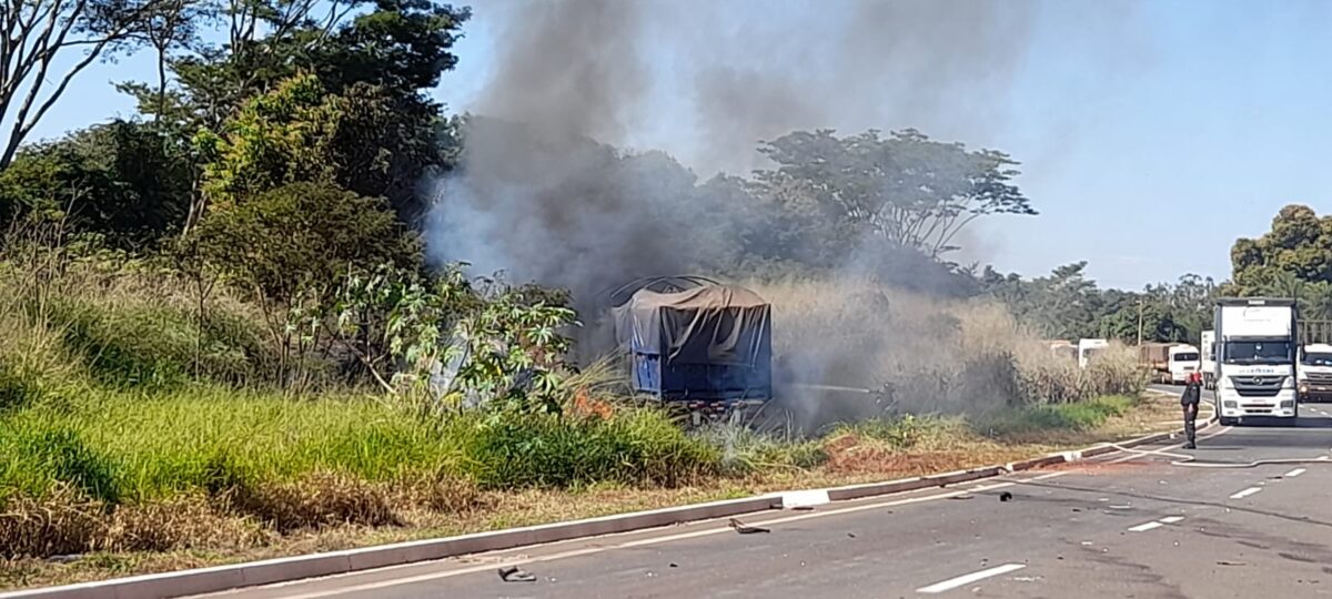 Batida entre carro e carreta deixa feridos na ‘rodovia da morte’, em Três Lagoas; um dos veículos pegou fogo