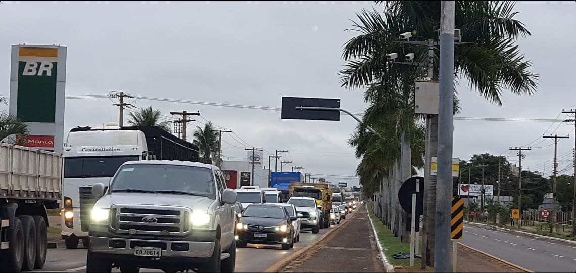 Em Três Lagoas, semáforo vira ‘fábrica de multa’ e motoristas reclamam da logística no cruzamento da Havan