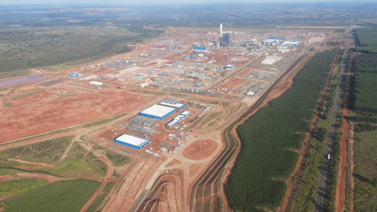 Grandes peças da nova fábrica da Suzano atravessam o planeta e chegam em Ribas do Rio Pardo