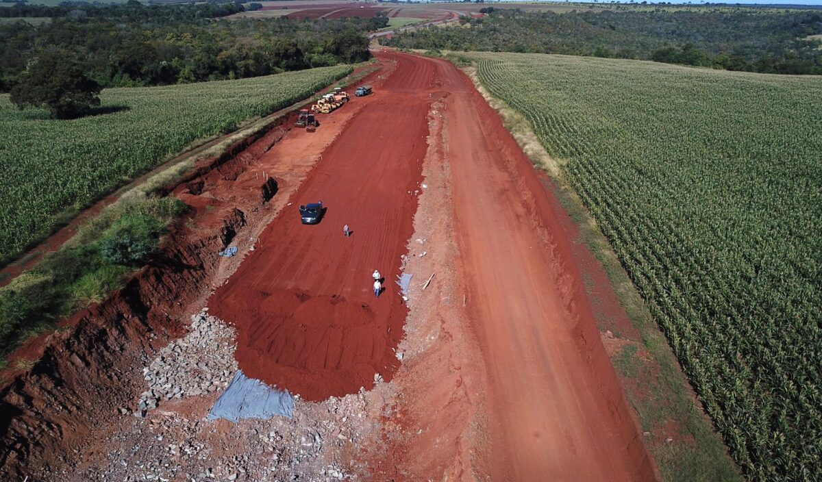 Pavimentação de rodovia que leva à Furnas do Dionísio tem 78% dos trabalhos concluídos