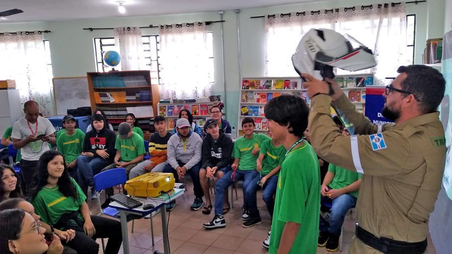 EDUCAÇÃO NO TRÂNSITO – Deptran ministra palestras nas Escolas Fernando Corrêa e João Ponce