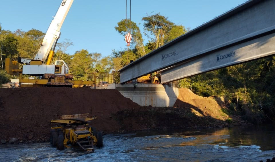 Construção de ponte entre Ponta Porã e Laguna Carapã avança com aplicação de vigas