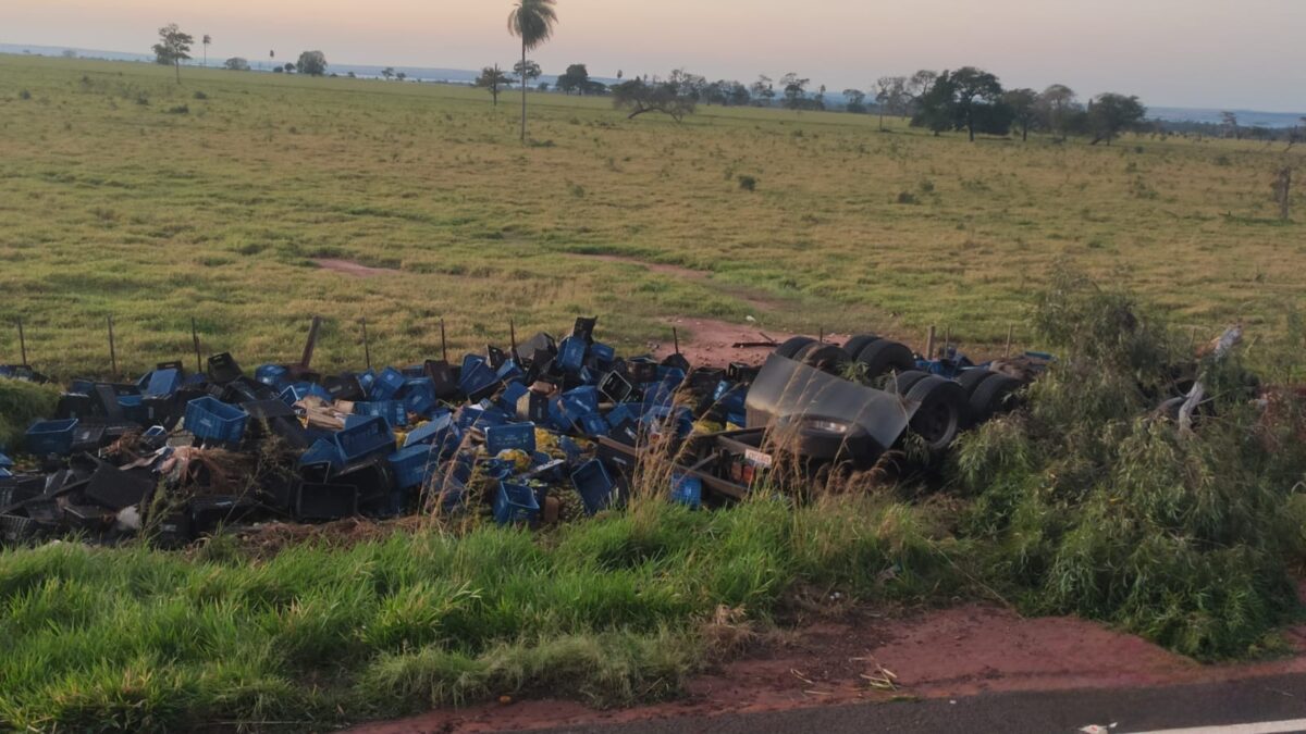 Caminhão capota entre Bataguassu e Anaurilândia e motorista morre na hora