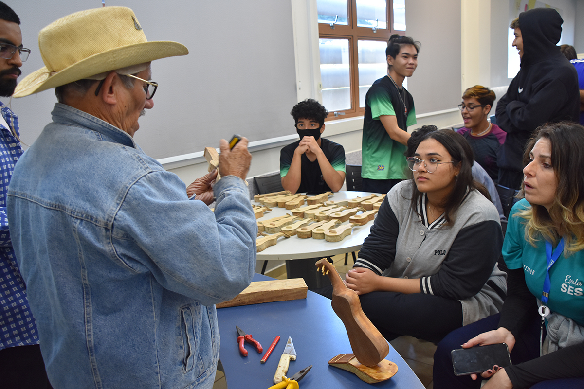 Sesi inaugura oficinas culturais nas escolas com artesão da viola de cocho