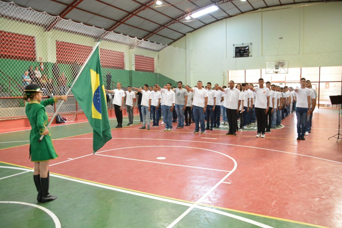 Prefeito Akira preside solenidade de juramento à Bandeira e entrega de Certificados de Dispensa de Incorporação