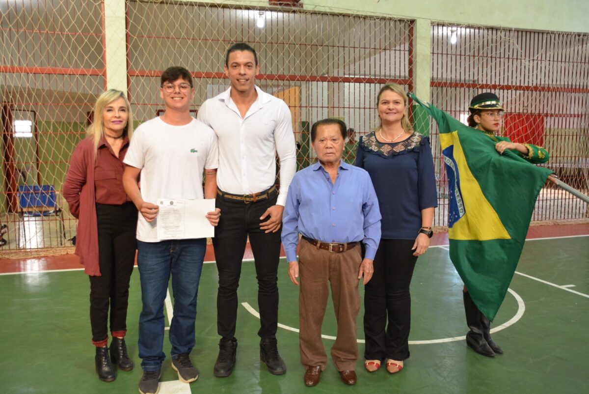 Prefeito Akira preside solenidade de juramento à Bandeira e entrega de Certificados de Dispensa de Incorporação