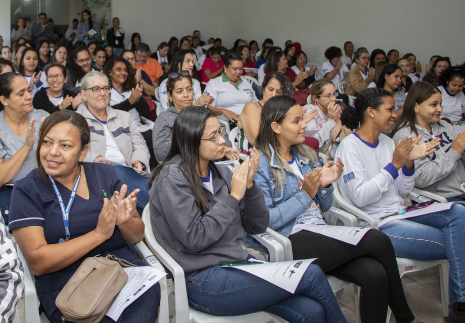 QUALIFICAÇÃO – Prefeitura entrega kits aos agentes de saúde e de combate a endemias