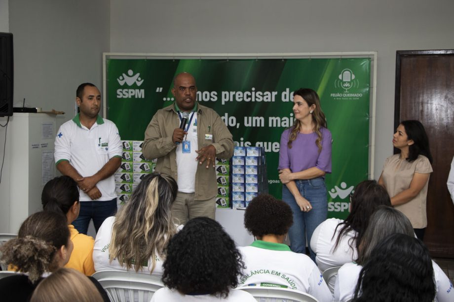 QUALIFICAÇÃO – Prefeitura entrega kits aos agentes de saúde e de combate a endemias