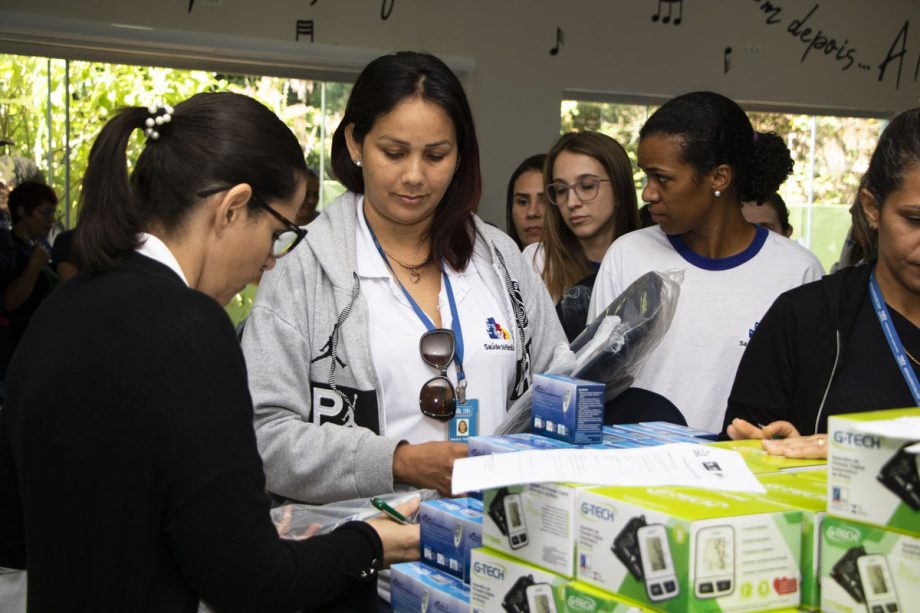 QUALIFICAÇÃO – Prefeitura entrega kits aos agentes de saúde e de combate a endemias