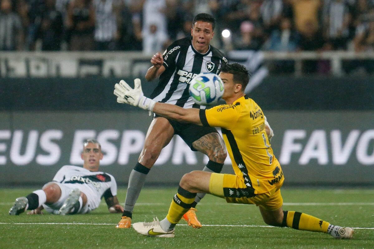 Brasileirão: Palmeiras empata em jogo polêmico; Botafogo vence mais uma; Corinthians se afunda em crise